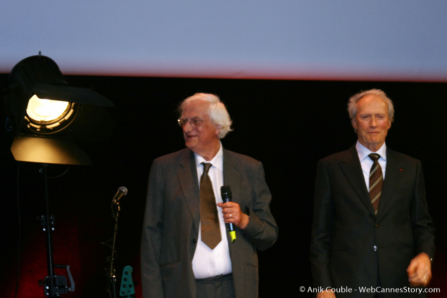 Bertrand Tavernier et Clint Eastwood, lors de la remise du Prix Lumière à Clint Eastwood - Festival Lumière 2009 - Lyon- Photo © Anik Couble