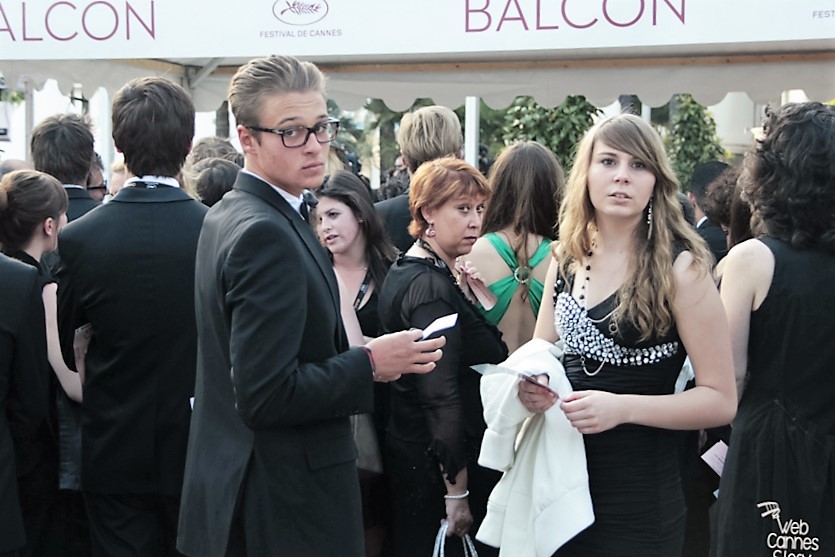  Première montée de marches pour Jessica Claude, une jeune lycéenne lyonnaise - Festival de Cannes 2012 - Photo  © Anik Couble