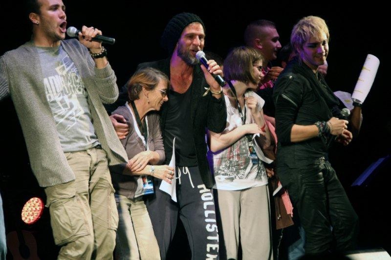 Les malades entourés des artistes sur la scène du Foot-Concert de Lyon, le 13/10/2012 © Anik COUBLE 