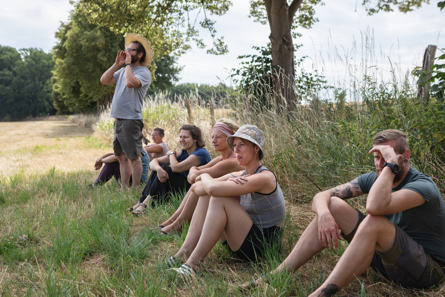 Wildwechsel-Ausbildung: Pause in der Gruppe – unterwegs in der Landschaft