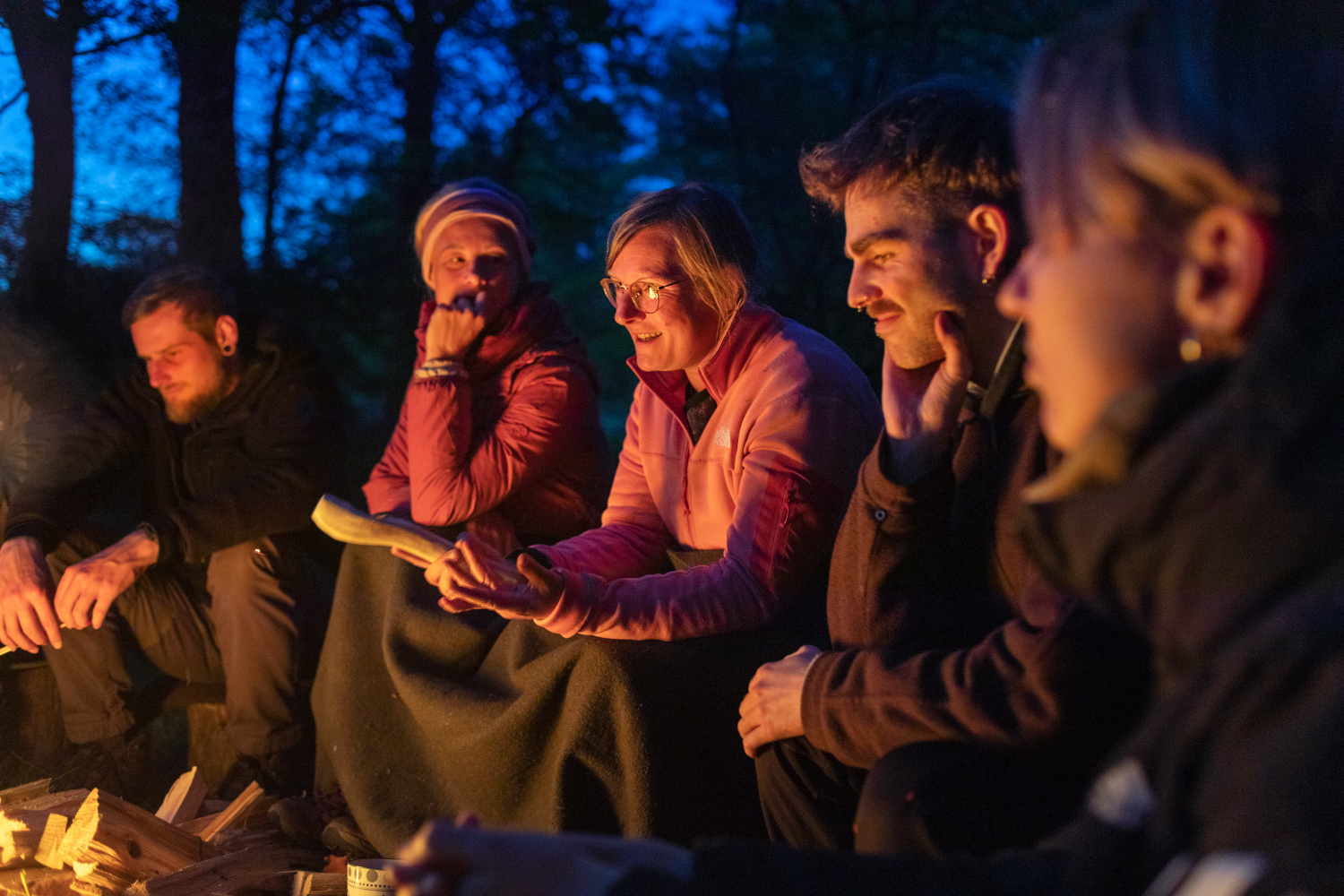 Wildwechsel-Ausbildung: Austausch am Lagerfeuer am Abend
