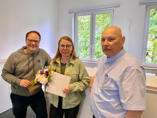 Alexander Mehl (links) und Helmut Mehl (†, rechts) im Jahr 2023 bei der Verabschiedung von Lisanne Becker.
