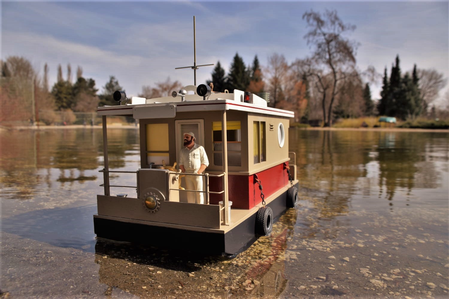 Mit Motor und Steuerung - remute controlled boat