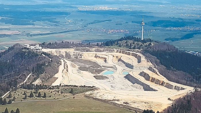 Der Plettenberg in Dotternhausen: Nun auch ein Streitfall in Balingen. Stadtverwaltung und Gemeinderat fordern einen öffentlichen Dialog mit Holcim. Foto: Archiv Foto: Schwarzwälder Bote