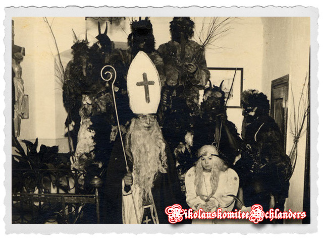 Hausbesuch des Schlanderser Nikolaus mit Engel und Krampusen im Martelltal 1954