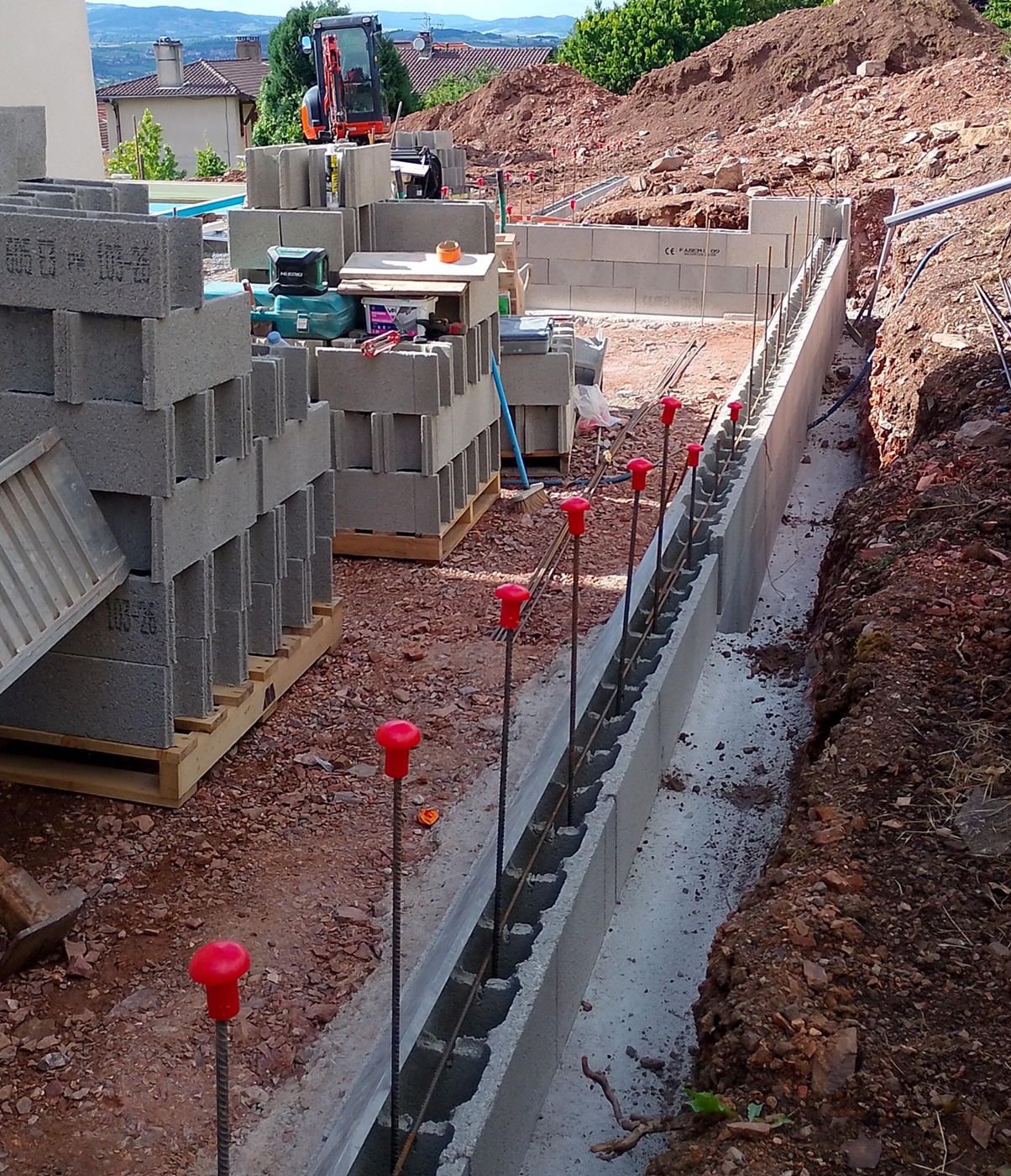 Fondations coulées, premier rang du mur de soutènement