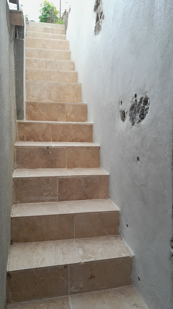 Escalier travertins et enduit terminé