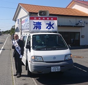 強風の中、訴える清水さん