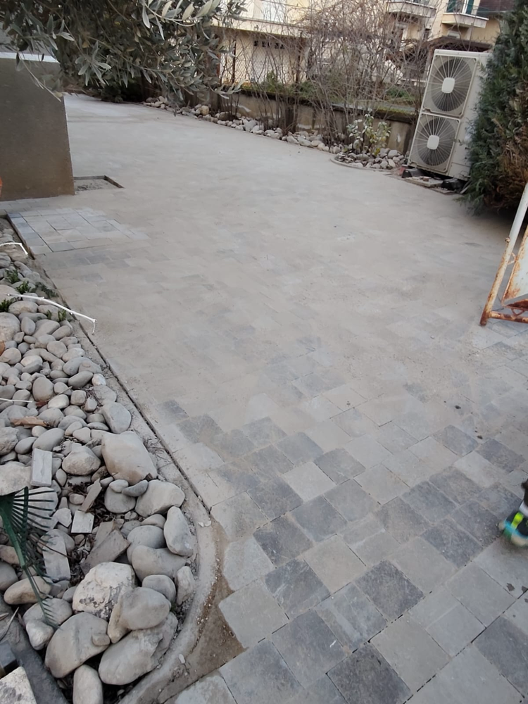 Pose des pavés en cours