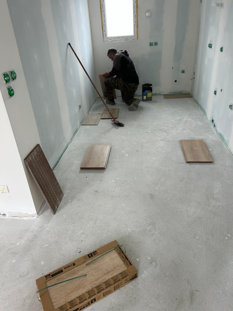 Pose des carreaux au sol