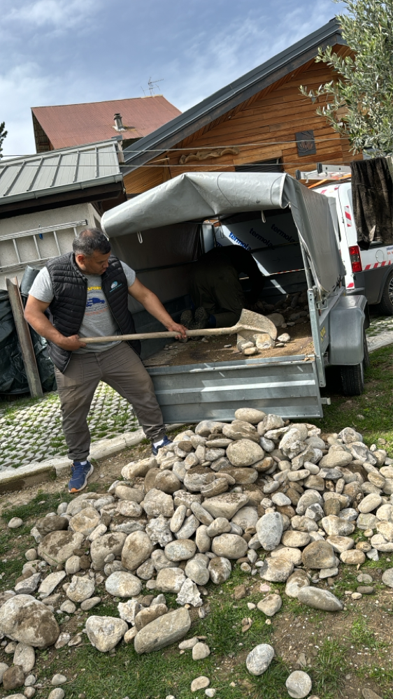 Livraison de gros cailloux avec remorque chez un client 