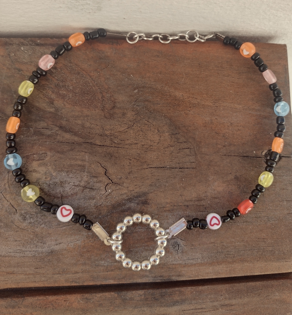 Collares tipo chokers, hay de diferentes colores, cómo marrón, verde, naranja, rojo y con diferentes detalles $450 