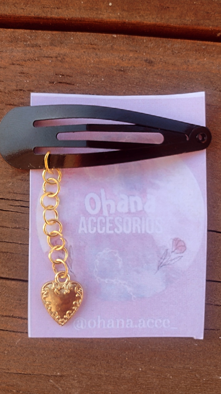 Hebilla con detalle de cadena y dije $120