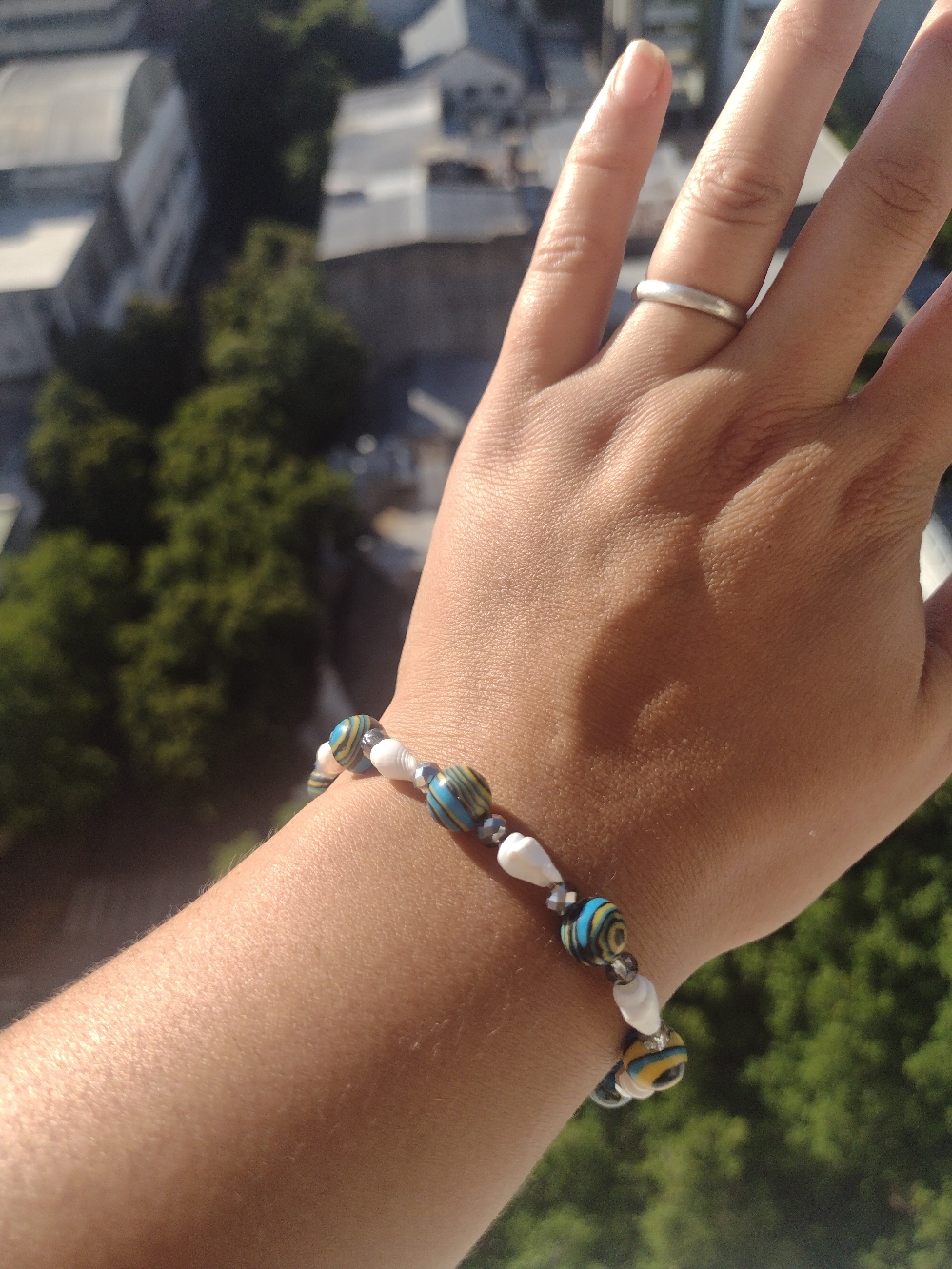 Pulserita con piedras reconstituidas, caracoles y cristales de vidrio(acero quirúrgico y Tanza elástica) $600