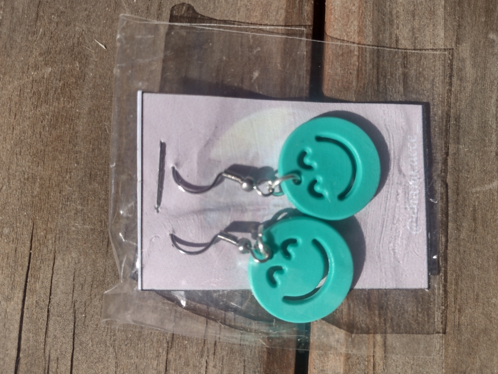 Acero quirúrgico, disponible en verde agua, amarillo y negro, $250
