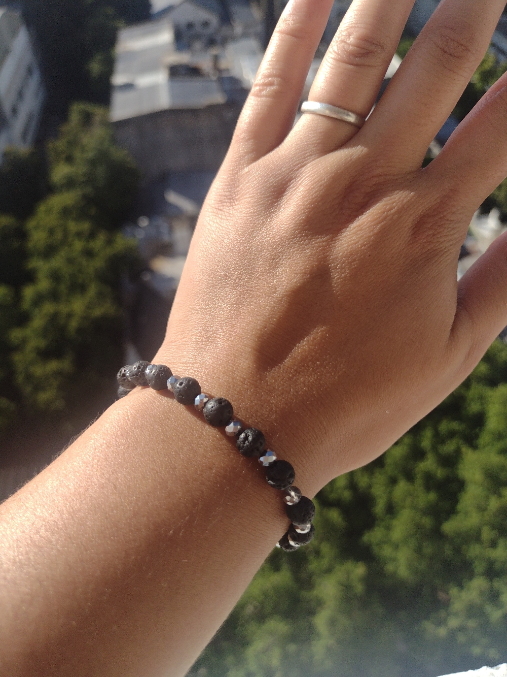 Pulserita con cristales de vidrio y piedras volcánicas, $600 (acero quirúrgico)