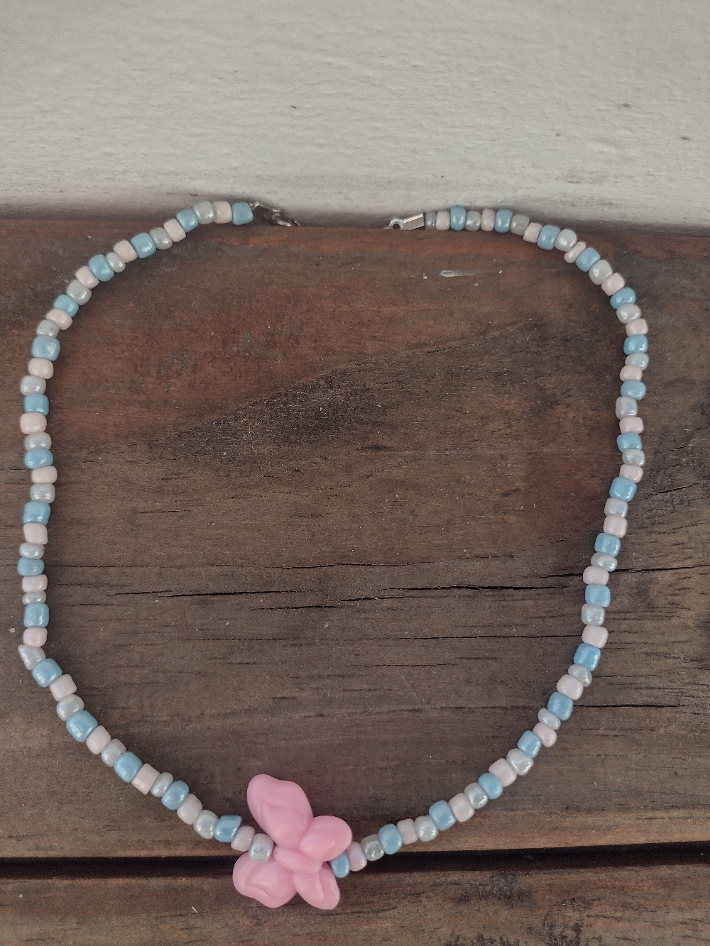 Collares con mariposas, hay de varios colores $550