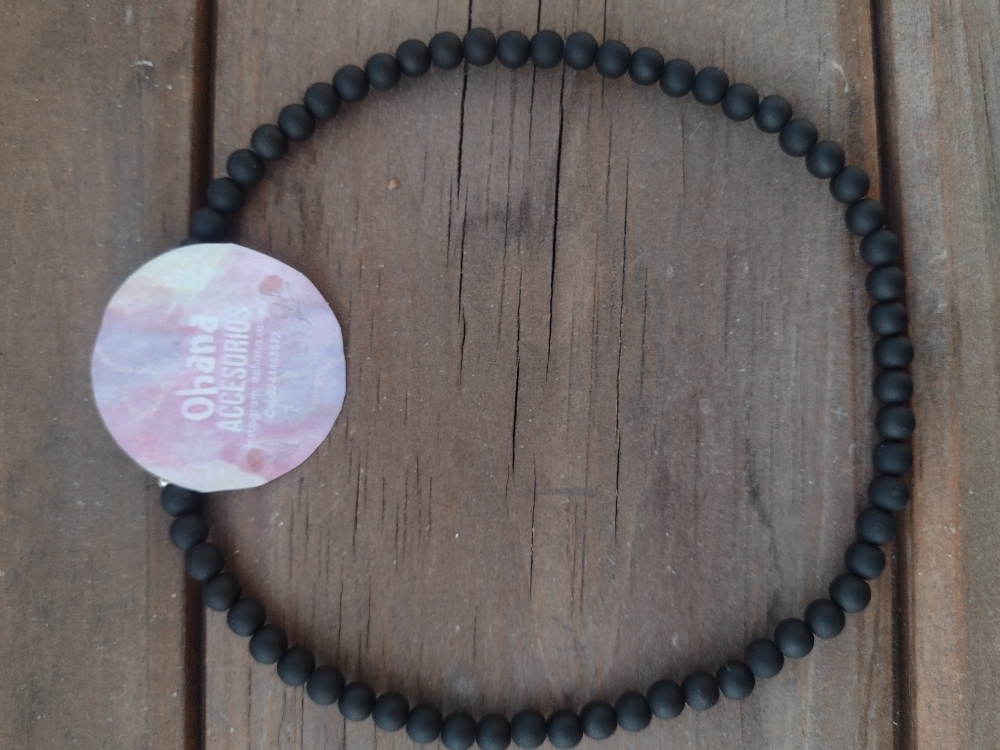 Collar de perlas de vidrio engomadas, $600 disponibles en blanco, negro y duo 