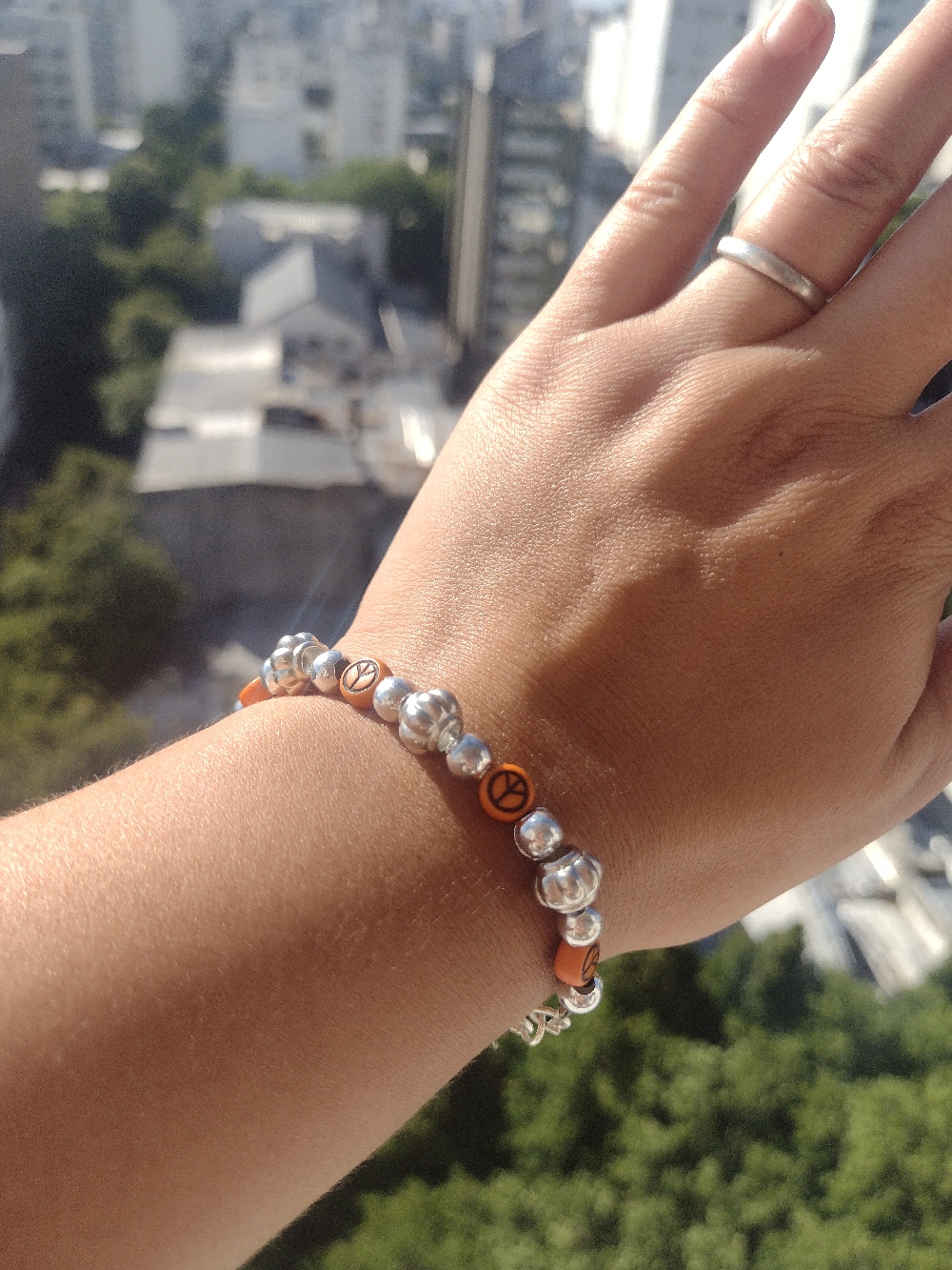 Pulsera, Tanza elástica y mostacillas, agarre de acero $250(disponibles en naranja,verde,rosa)