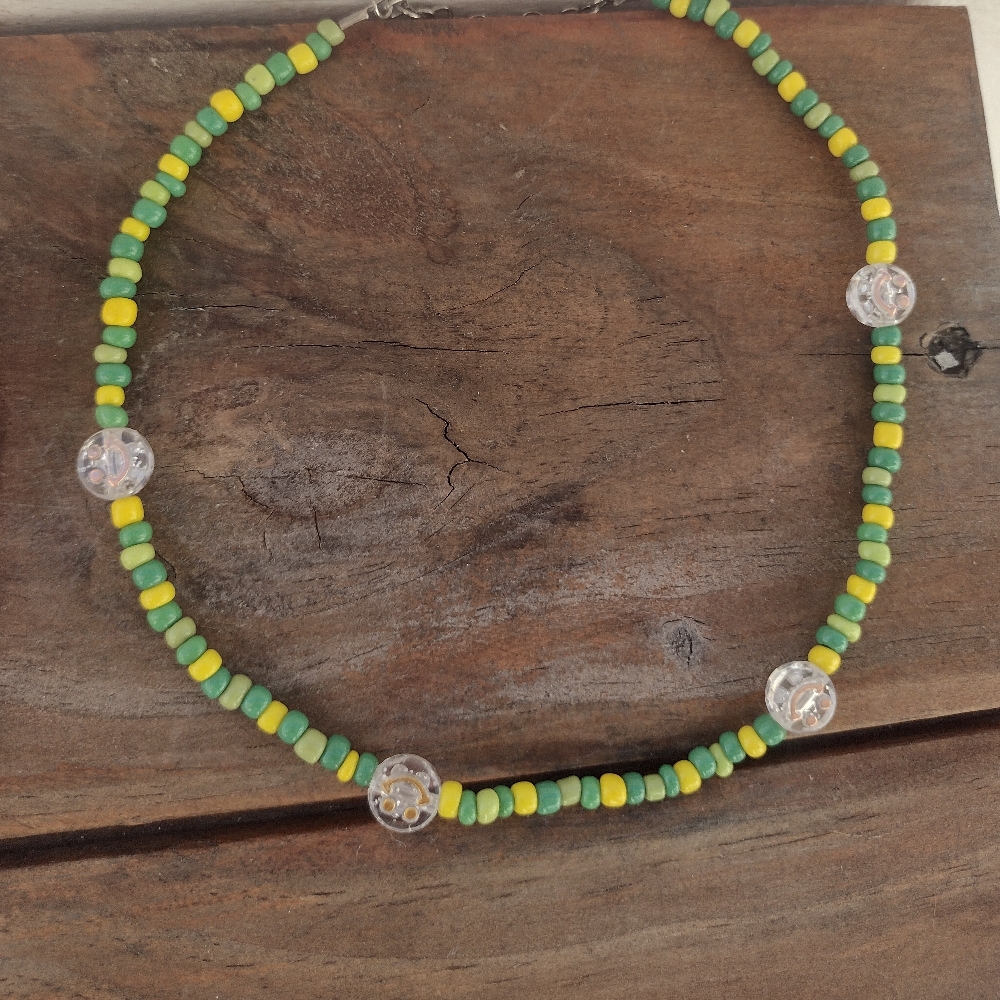 Collares con caritas, hay en amarillo, celeste, rojo y más colores $550