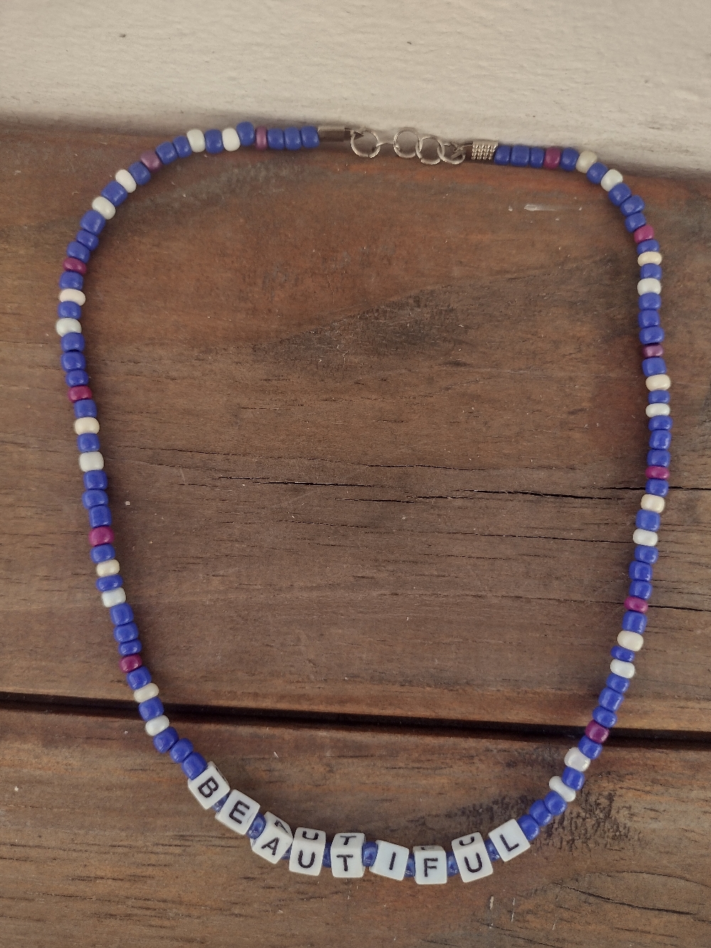 Collares con palabras (hay varios y se hacen personalizados) $450