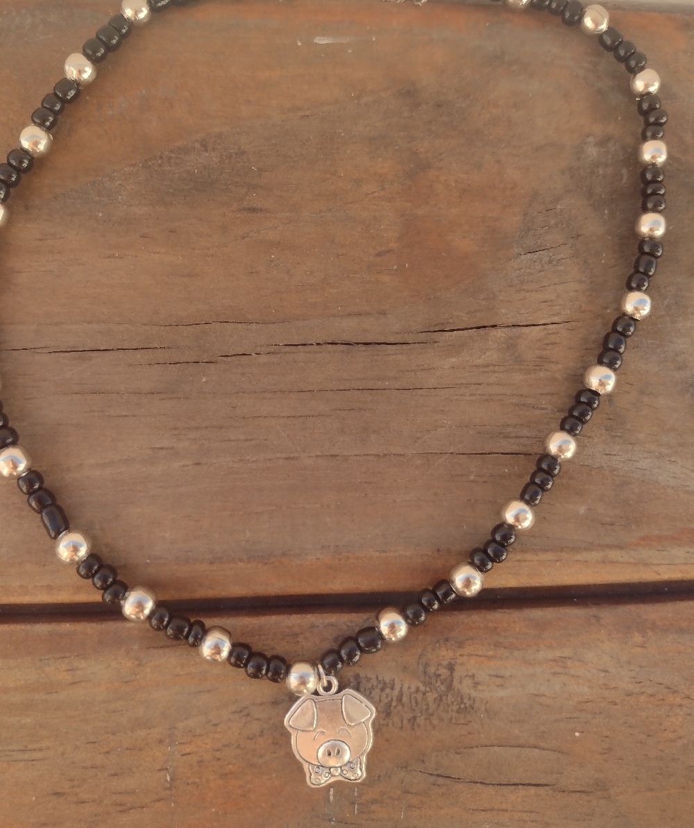 Collares con dijes, $550 (hay varios dijes diferentes)