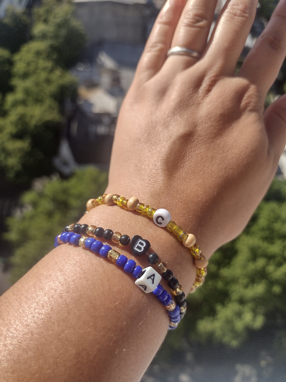 Pulseras iniciales, hay de todas las letras, distintos modelos, $250