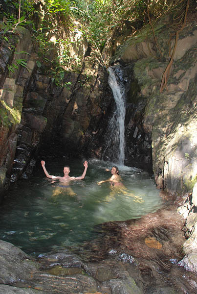 Baden im Wasserfall, Thailand