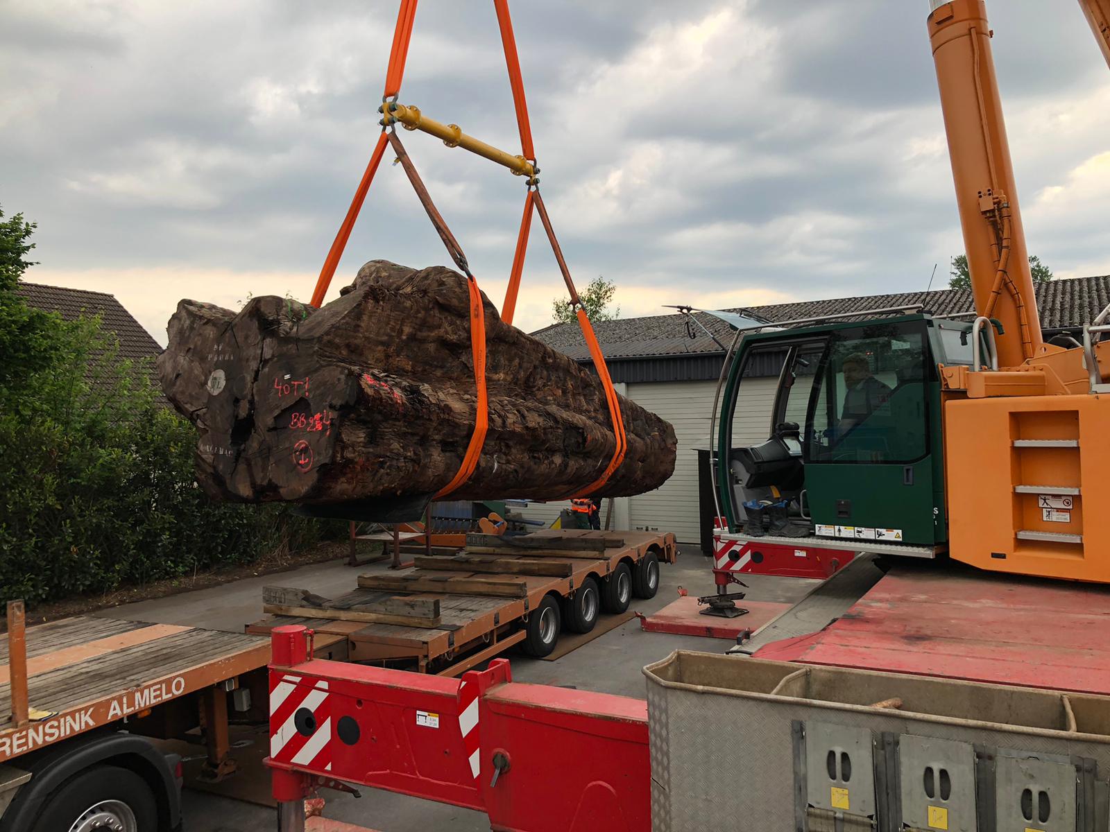 Unloading with a heavy-duty crane