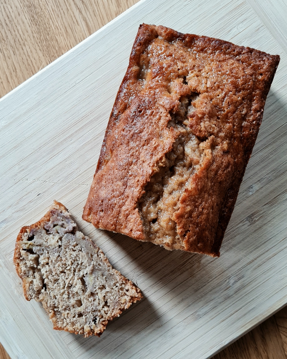 Bananenbrot auf Holzbrett