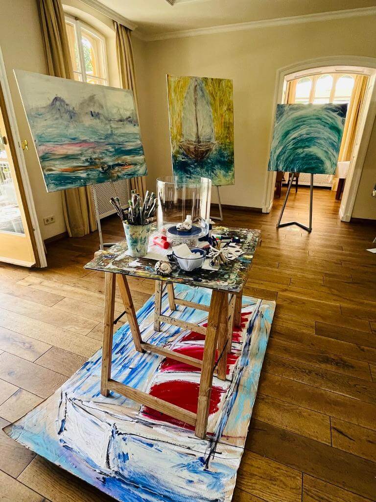 Ich habe ein kleines Atelier inmitten des Ausstellungsraumes aufgebaut