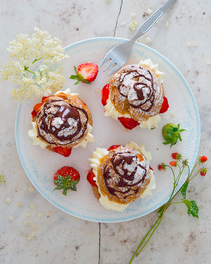 Windbeutel mit Erdbeeren und Holunderblüten