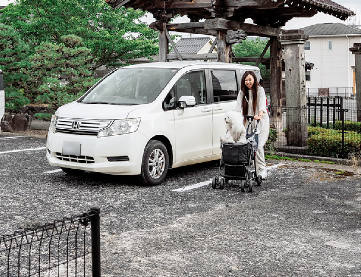 別邸葵町斜め前の駐車場。隣には歴史ある寺院「台岳院」があります。