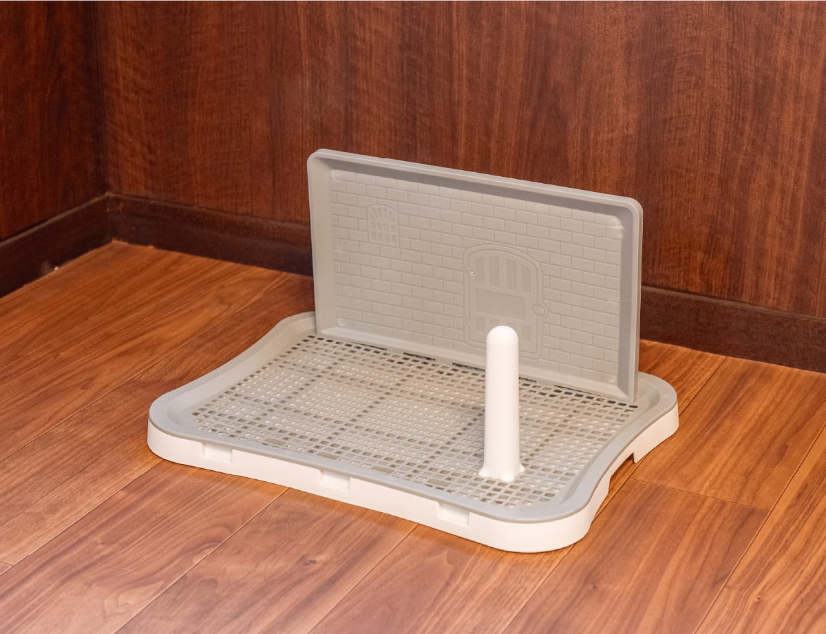 すべての客室にペット用トイレを設置しております。クレート内に設置したり、トイレシーツを併用するなど、ご自由にお使いください。