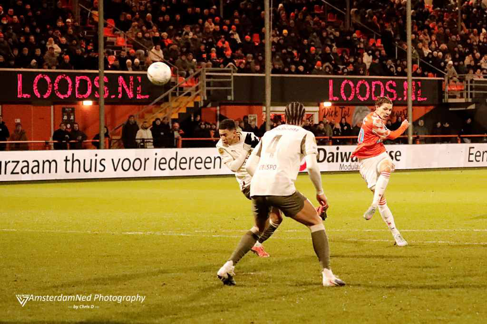 Robin van Cruijsen, met zijn magistrale volley, voor de 1-0 van FC Volendam tegen koploper PSV