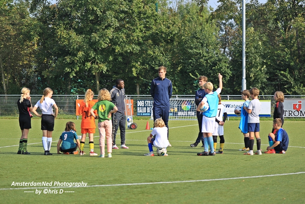 2021-10-10 Een mooie datum om een voetbalschool te beginnen, in het pittoreske Broek in Waterland