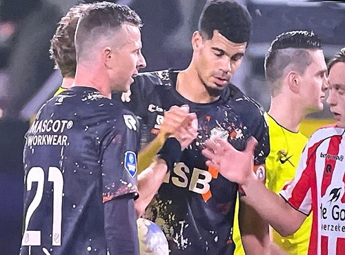 Felicitaties voor matchwinner Roberrt Mühren, die met zijn invalbeurt met een lepe actie, de wedstrijd besliste.....