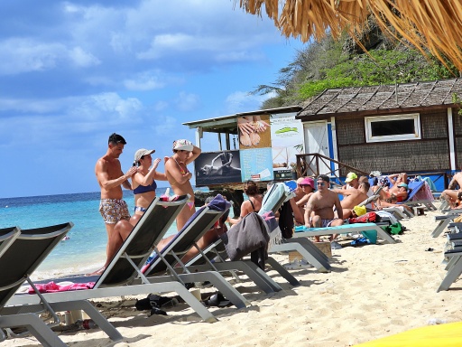 Dag 7, VC26 Djaluna 19 jan, Trumpies ook massaal op Kokomo en Bullenbaai, flitsers op het strand, hapje eten