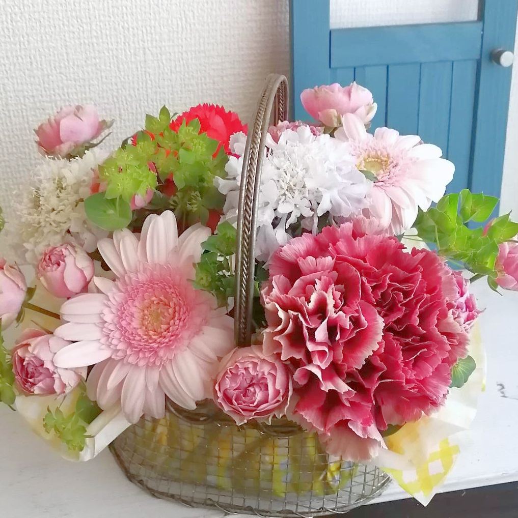 フラワーアレンジメント。こちらはピクニックバッグのようなカゴにお花を詰めた「フラワーバスケット」。