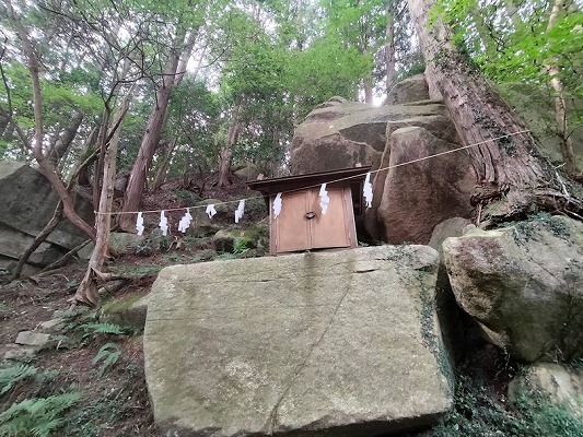 竜王宮。大きな磐座と祠が立派に祀られていましたよ。