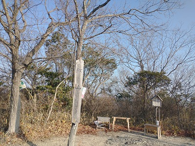 紅山山頂です。展望がよく、ゆっくり休憩できますよ。