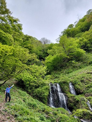 滝の水量も多いです。