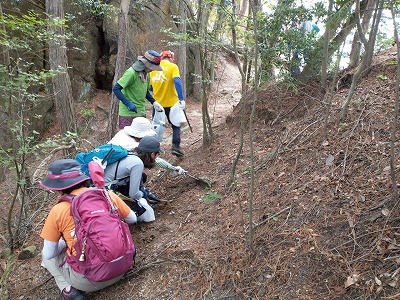 登山道はゴミは少なかったですが、登山道の脇にはゴミが落ちていますね。