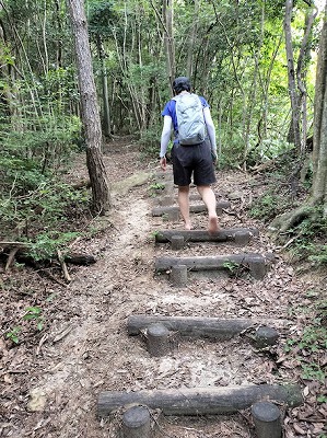 裸足で歩いてみました。足ing？Earth-ing？慣れるとくせになりますよ。