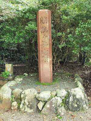 朝熊山山頂。整備された登山道は歩きやすく、山頂は開けています。展望スポットもあります。