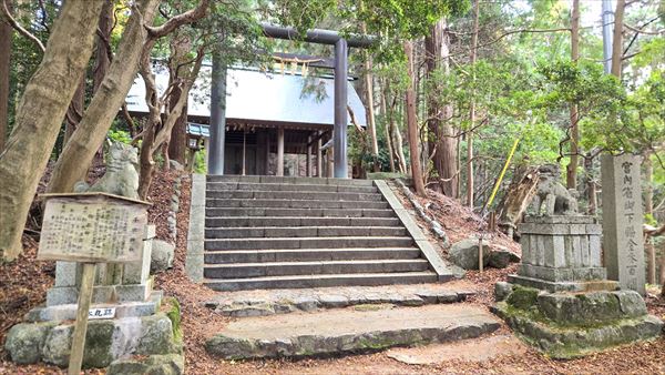 千早神社本殿(二の丸)　本丸はこの奥の山頂