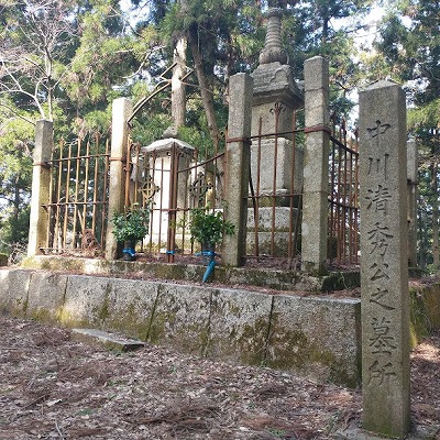 大岩山山頂には中川清秀のお墓があります。