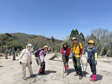 前山山頂にて武奈ケ岳方面をバックに