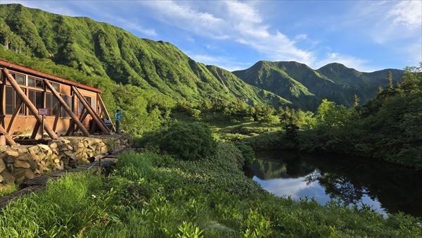 7/29 最終日早朝の鏡平山荘と双六への山並み