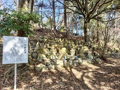 笠松山から下山すると石彫の森があり、たくさんのお地蔵さんがおられます。